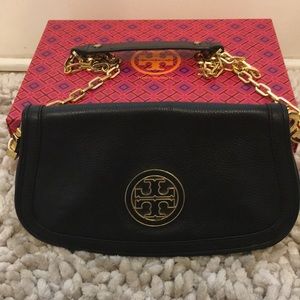 Tory Burch Black Leather logo Crossbody Cluth